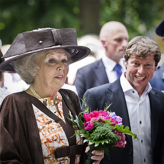 Koningin Beatrix bekijkt een beeld.jpg